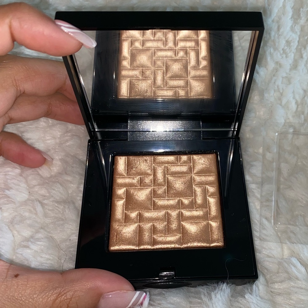 Bobbi Brown highlighting powder